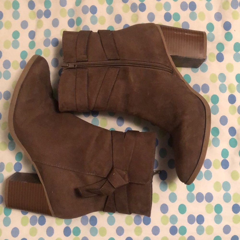 American Eagle Heeled Booties